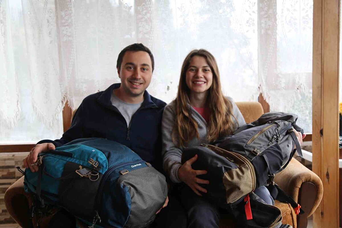 Öğrencilik döneminde katıldıkları ERASMUS programının vizyonlarını değiştirdiğini belirten Onur Peker “Orada farklı kültürler gördük, farklı insanlar tanıdık. Bu bize farklı bir heyecan kattı. Eşimle de böyle bir gezi sırasında tanıştık yani bizi bir araya getiren yurtdışı gezileri oldu. Baktık bu yıllık izinlerde olmuyor, ailelerimiz de çocuğumuz olsun diye baskı yapıyor. Biz de mesleğimize ara versek olmaz mı dedik. Böyle bir plan yaptık arabamızı birikim olarak ortaya koyduk nasıl olsa yenisini alırız dedik. Ufak bir ara verip yurt dışına Güney Amerika'dan başlamak üzere yola çıkmak istedik. 6 ay sonra ne olacağını bizde bilmiyoruz. O gün ne düşüneceğiz göreceğiz "dedi.