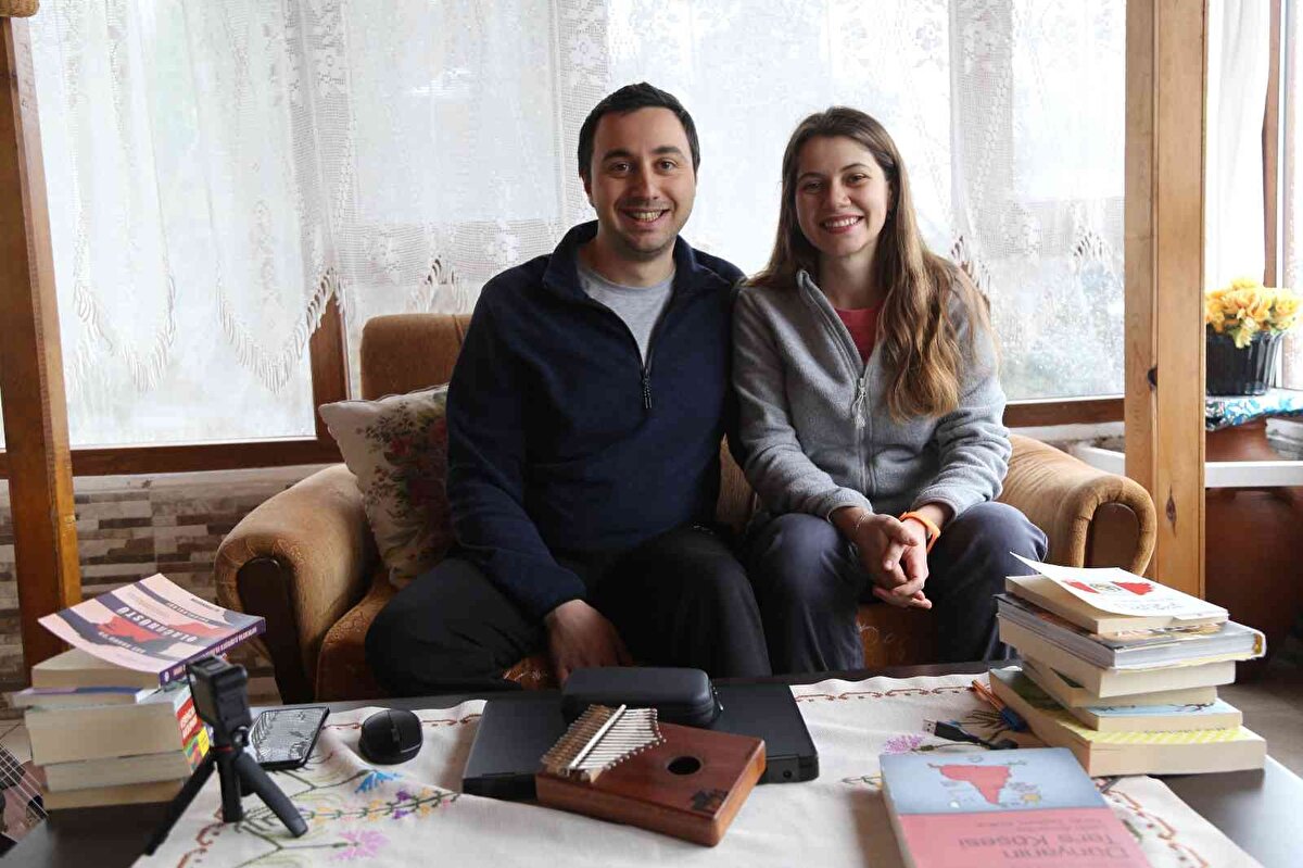 Bu sayede gelir elde etmeyi düşünen çift, gezilerinin ilk ayını memleketlerine bulunan ailelerinin yanında geçirecekler. İlk olarak Onur Peker'in, Artvin'in Hopa ilçesinde bulunan ailelerini yanına giden gezgin çift, daha sonra Cansel Gönül Peker'in ailesinin bulunduğu Lüleburgaz'a gidecekler. İleri derece İngilizce bilen bunun yanı sıra İspanyolca eğitimi alan çift, hayallerin yerine getirebilmenin heyecanını yaşıyor. Sırt çantalarına gerekli olan bütün malzemeleri koyan çift, hayalleri için son hazırlıklarını tamamladılar.