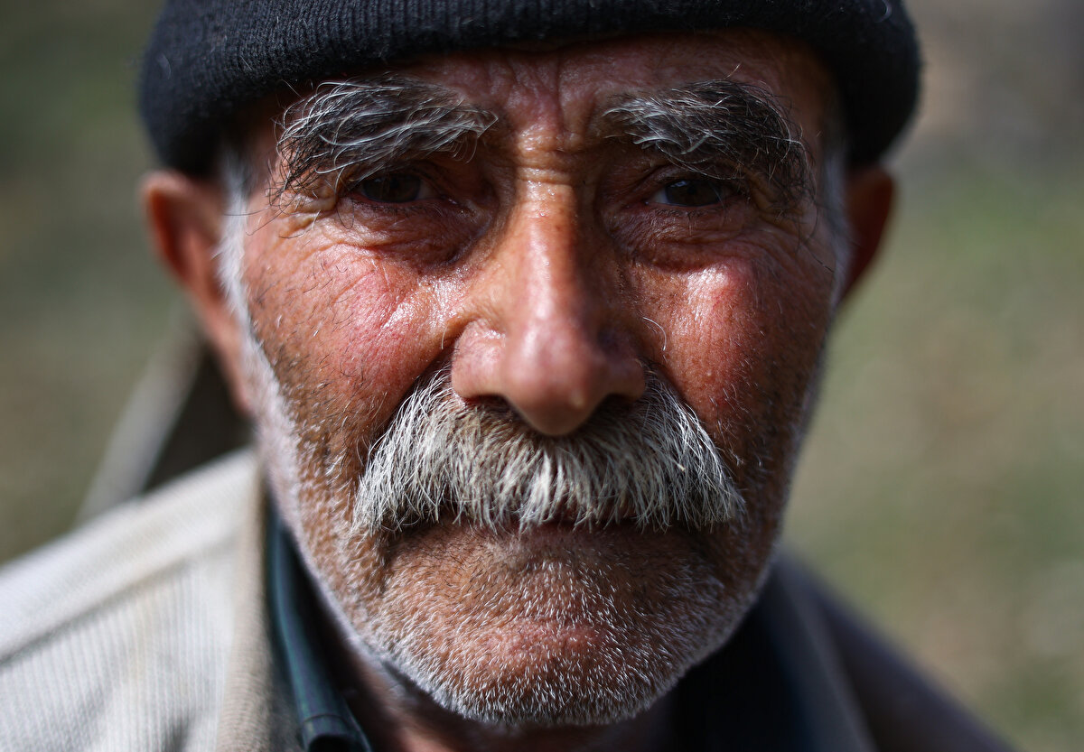 Duran Gümüş'ün torunları Gökhan ve Sedat da mevsimlik orman işçisi olarak çalışıyor.<br><br>"Fidan dede" şeklinde hitap ettikleri dedeleriyle yan yana fidan diken gençler, onun ağaç sevgisi ve enerjisinden güç alıyor.