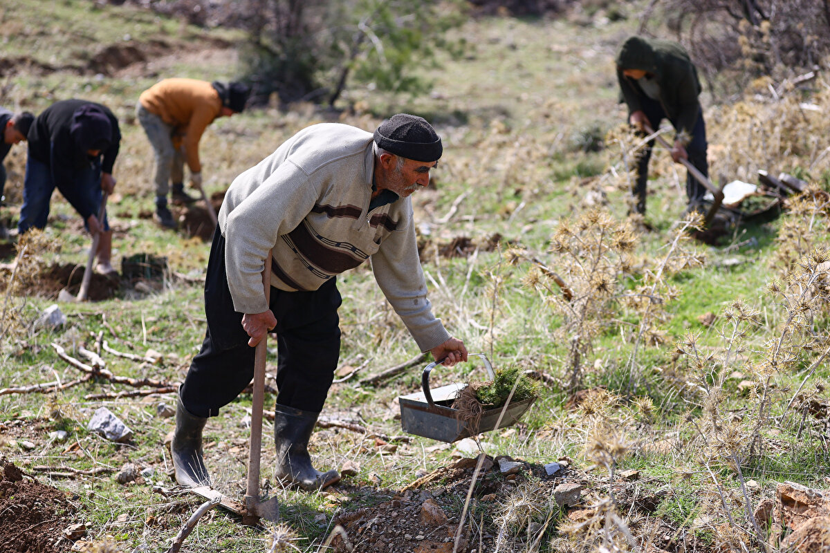 Gümüş, AA muhabirine, 12 yıldır İzmir bölgesinde mevsimlik işçi olarak çalıştığını, sezon sonunda da Kahramanmaraş'taki evine döndüğünü anlattı.<br><br>