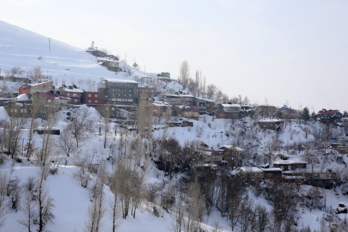 "İhbar üzerine ekiplerimizi bölgeye yönlendirerek gerekli ön incelemeleri yaptık. Teknik personelimizle yaptığımız çalışmalar sonucunda bu bölgede 5 ayrı noktada aktif durumda olan çığ patikası olduğunu tespit ettik. Son zamanlarda bölgemizde yaşanan kar yağışından dolayı çığ patikalarında yoğun kar birikintisinin olduğunu gördük.<br><br>