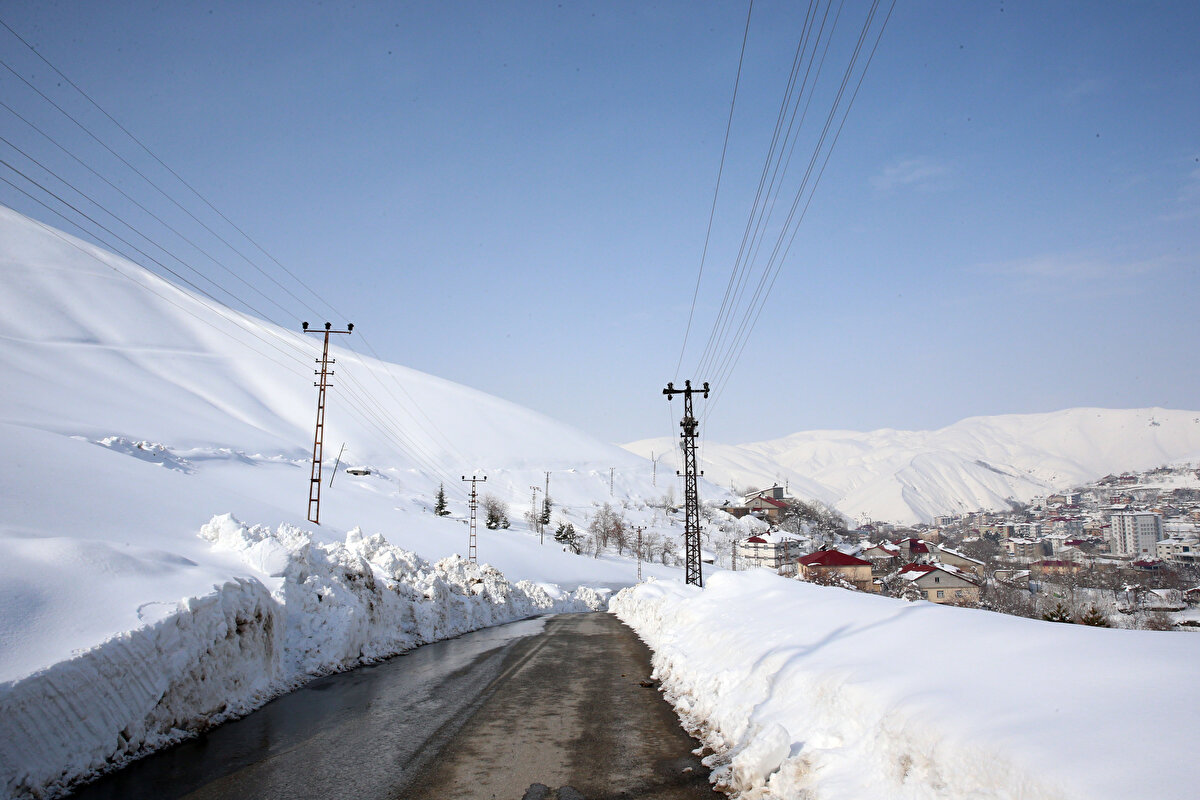 AFAD Başkanlığı'nın vatandaşların mağdur olmaması için iki otel ile kamu misafirhanesi ayarladıklarını anlatan Tunçtan, iaşe ve barınma giderlerinin AFAD tarafından karşılandığını kaydetti.<br><br>