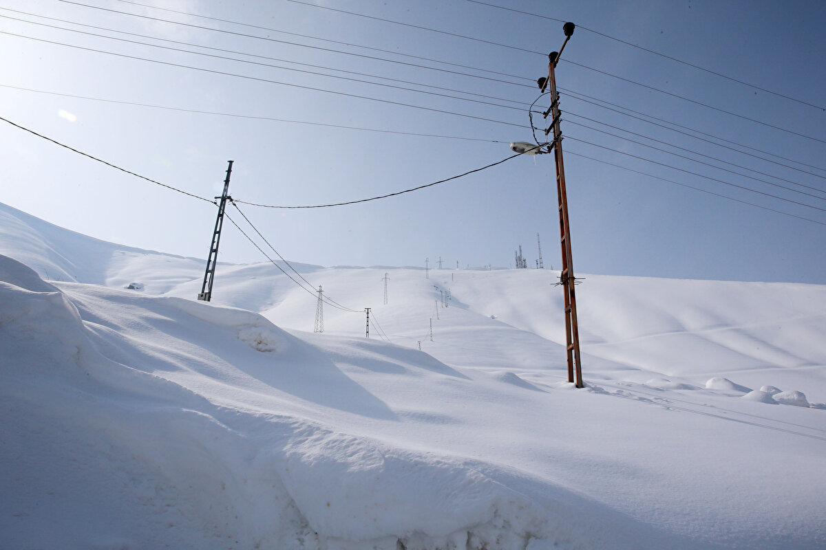 Çalışmalarımızla olası çığ afetinden etkilenebilecek 40 hanenin risk altında olduğunu tespit ettik. Valimiz Oktay Çağatay ve Belediye Başkanımız Nesrullah Tanğlay ile yaptığımız istişareler sonucu vatandaşlarımızın can güvenliği için bu 40 hanenin geçici olarak boşaltılması kararı aldık."<br><br>