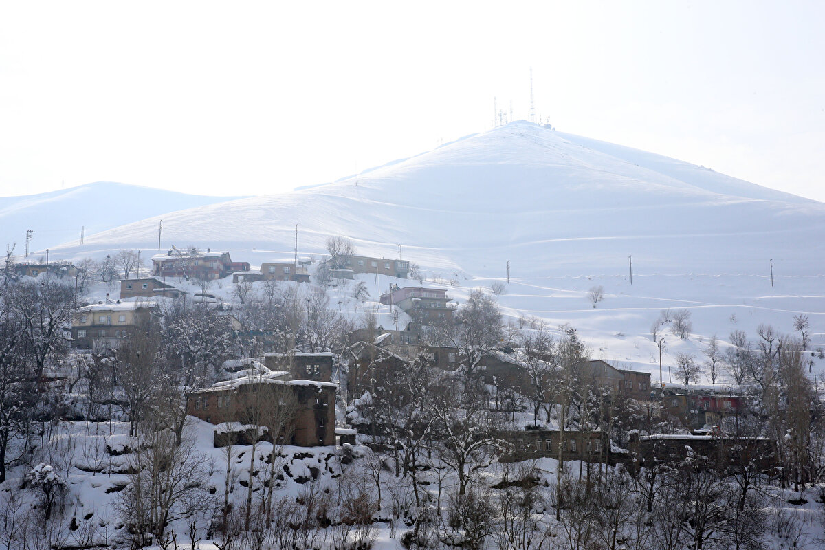 İl AFAD Müdürü Erdal Tunçtan, gazetecilere, mahallenin güvenli hale getirilmesi için ellerinden geleni yaptıklarını anlattı.<br><br>