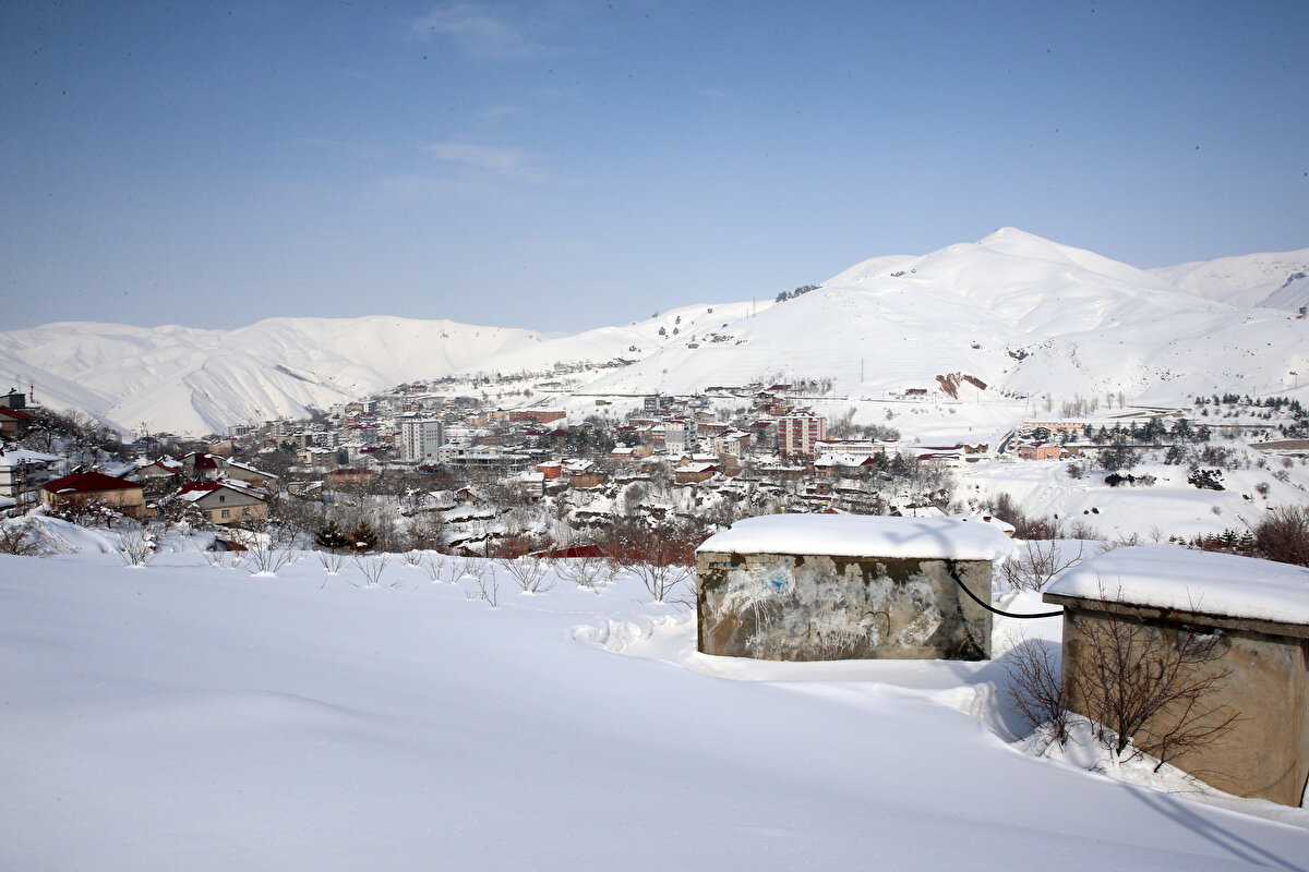 Bölgede 1990 ile 2000'li yıllarda çığ afeti yaşandığını anımsatan Tunçtan, bu nedenle olası bir çığ afeti durumunda sakinlerin can güvenliği için geçici tahliye kararı aldıklarını sözlerine ekledi.<br><br>