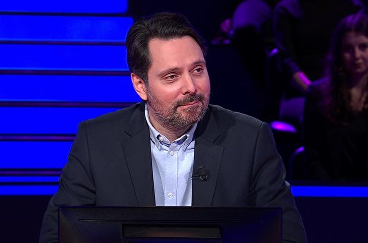 Yarışmanın sunucusu Kenan İmirzalıoğlu da cevap karşısında şaşkınlığını gizleyemedi. İmirzalıoğlu, "Son günlerde gündemi fazla takip edemediniz sanırım.'' yorumunda bulundu.