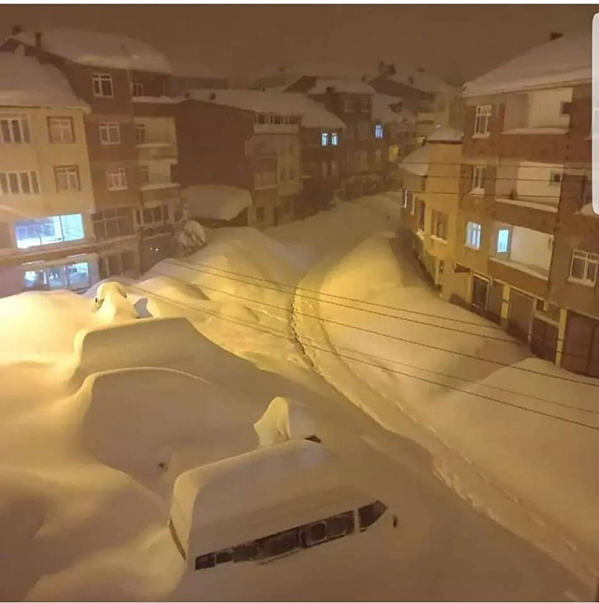 Ordu'da aralıklarla süren kardan en fazla etkilenen ilçelerden Akkuş'ta, kar kalınlığı, yer yer 4 metreyi buldu. 6 ilçedeki kar kalınlığı 2 metreyi geçti.<br><br>