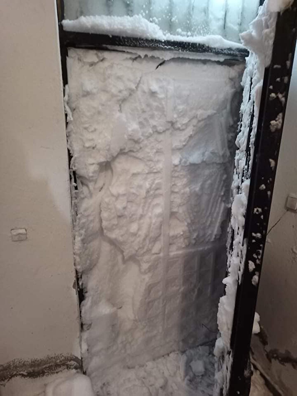 Doğu Karadeniz'de kar yağışı hayatı olumsuz etkiliyor. Kar nedeniyle Ordu'da 178, Rize'de 3, Gümüşhane'de 34, Sinop'ta 30, Samsun'da 3 köy ve mahalle yolu ulaşıma kapandı.