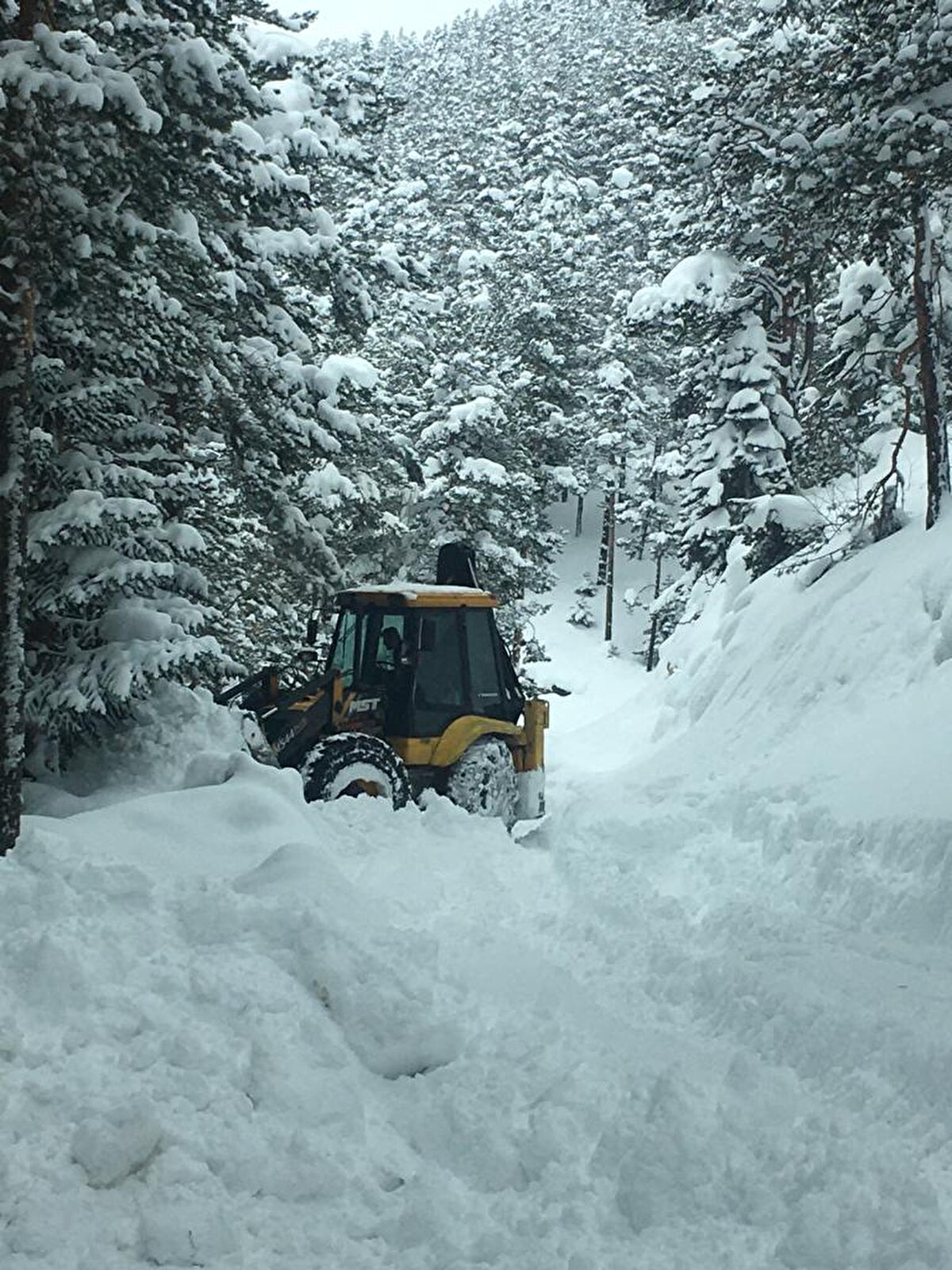Kar yağışının olumsuz etkilediği illerden Bayburt'ta da kar kalınlığı 20 santime ulaştı. İl genelinde kar temizleme çalışmaları devam ederken, boyu 1 metreyi aşan buz kütlelerini kırmak için de itfaiye ekipleri mesai yapıyor. <br><br>