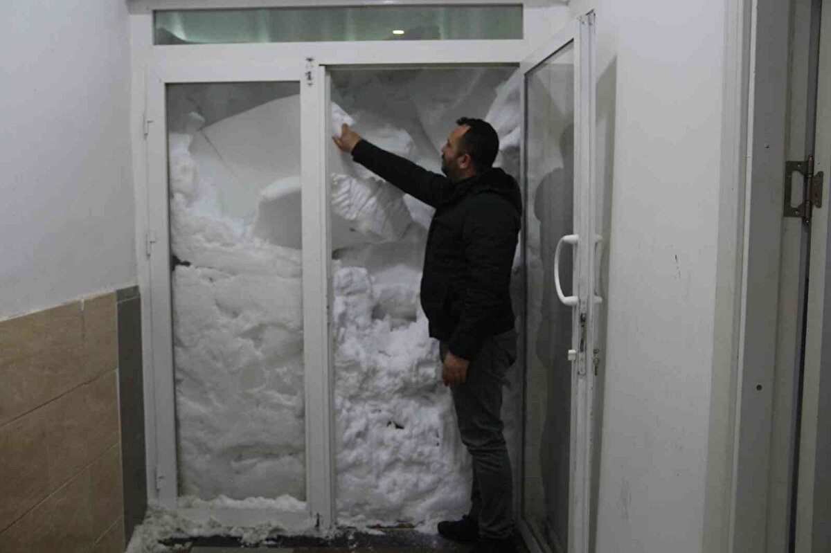 Düğün salonunun dış kapısının çatıdan düşen karlardan dolayı kapandığını belirten iş yeri sahibi Fatih Barış, içeriye girmekte zorluk yaşadıklarını belirtti. Türkiye’de ağır kış şartları yaşadığını söyleyen Barış, “Bölge olarak bayağı bir sıkıntı yaşıyoruz. İşletmemize yan tarafı maalesef 3 metre yağan kar neticesinde ve çatıdan düşen karlardan dolayı içeriye giremiyoruz. Yavaş yavaş açmayı düşünüyoruz ama bu yıl Türkiye’de çok ağır bir kış yaşanıyor. Türkiye’deki illere nazaran Bitlis’te daha çok yağdı. Çektiğimiz sıkıntıları göstermek istedik. Kendi imkânlarımız ile yan taraftaki kapıyı açmaya çalışıyoruz. Şu an karların erimesini bekliyoruz. Erimeye başladığı takdirde işletmemizin yan tarafından arkaya doğru bir yol açmayı düşünüyoruz” diye konuştu. 