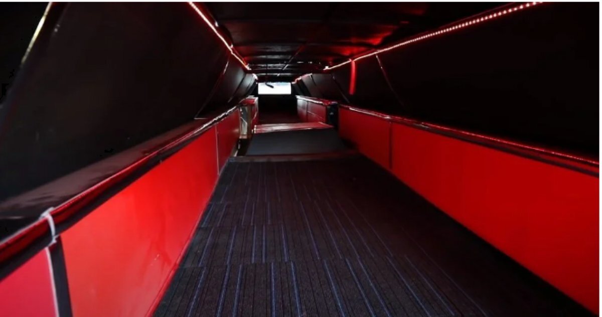 Dünyada üretilen standart arabaların 3,6 ila 4,2 metre uzunluğunda olduğu göz önüne alındığında ortalama 9 otomobil uzunluğuna sahip ‘Amerikan Rüyası’ adlı limuzin aynı zamanda iki taraftan da sürülebiliyor.<br><br>