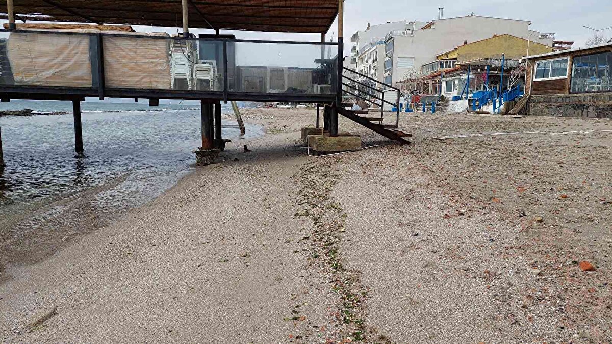 Marmara Denizi’nde bu mevsimlerde zaman zaman yaşanan gel-git ler bu sefer Tekirdağ’da yaşandı.<br><br>Tekirdağ’ın Süleymanpaşa ilçesine bağlı Altınova Mahallesi’nde deniz yaklaşık 15 metre çekildi.