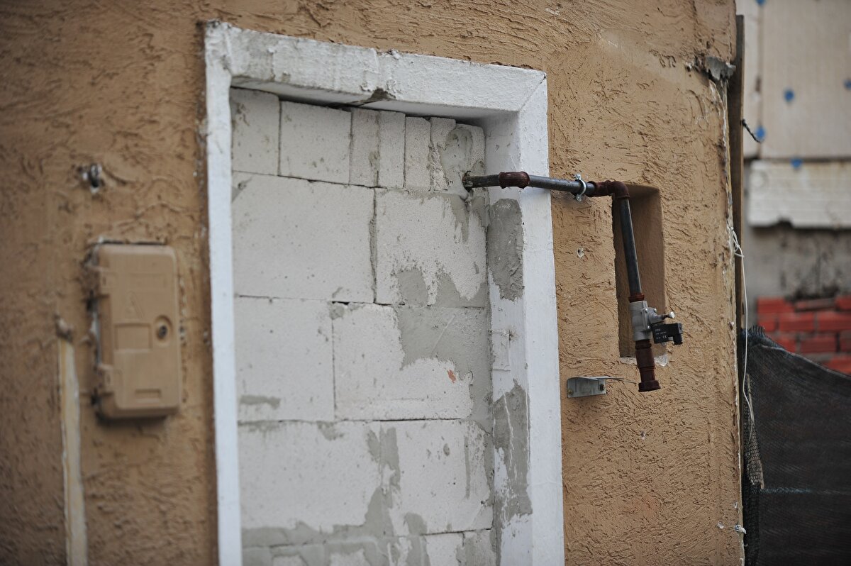 Hırsızlığı engelleyemeyen mülk sahibi, 3 katlı binanın giriş ve ikinci katındaki dairelerin pencerelerine ve kapılarına içeriden duvar ördü.<br><br>