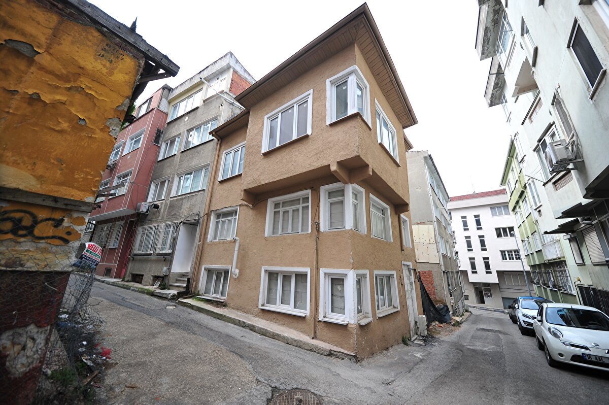 Ev sahibiyle görüşüp, buna bir çözüm bulmamız gerektiğini söyledim. Mülk sahibi bana, evin camlarına duvar örmemizi söyledi. Duvar örüldü. Satılık olan evi görmek isteyenler için evin içerisinden video çektik. Oradan gösteriyoruz ya da asansör çağırıp, 3'üncü katın camından binaya gireceğiz.''<br><br>