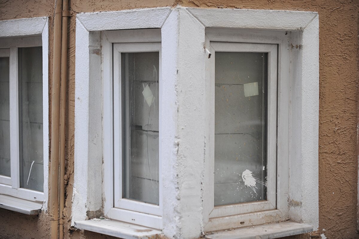 Hırsızların binaya girmesini önlemek için evin kapı ve pencerelerine duvar ördüklerini belirten emlakçı Mustafa Akkuyu, satılık olan binayı almaya gelen kişilerin şaşkınlık yaşadığını belirtti.<br><br>