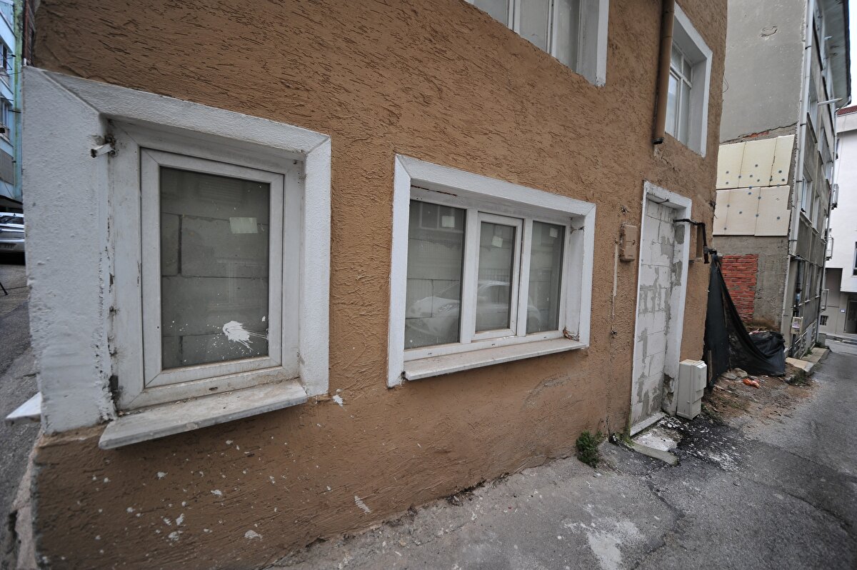 Bu sırada, kimliği belirsiz kişi veya kişiler, giriş kattaki demir pencere korkuluklarını kesip çaldı.<br><br>