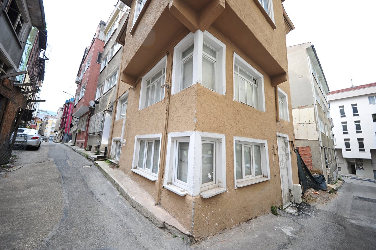 İstanbul'da yaşayan Zehra Kaplanoğlu, 2020 yılında yatırım amaçlı Bursa'nın Yıldırım ilçesinden 3 katlı bir bina satın aldı.<br><br>