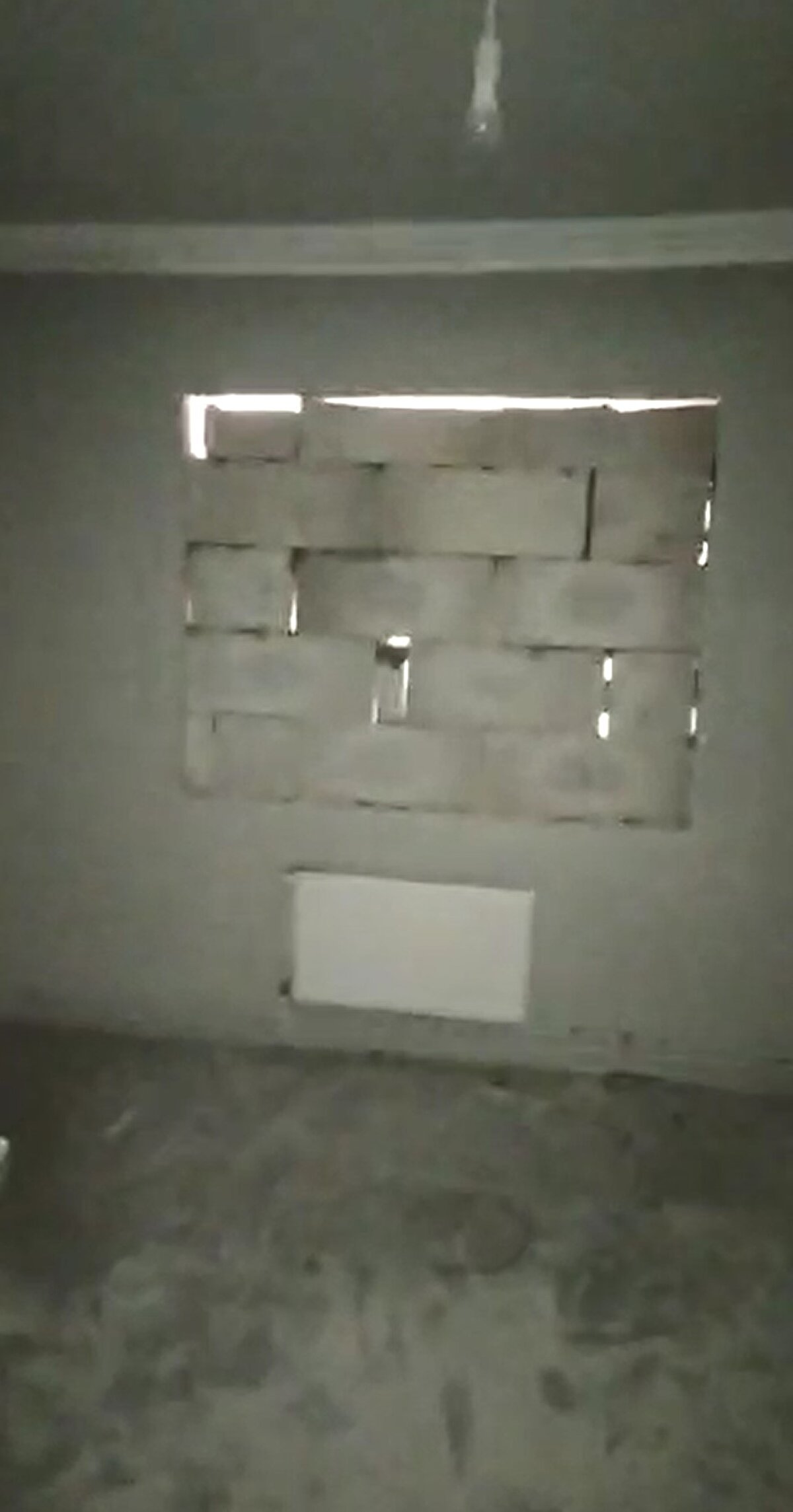 Belli bir süre sonra hırsızlık için tekrar gelen hırsızlar, girdikleri evin içerisindeki elektrik tesisatı, kombi, doğalgaz petekleri ve muslukları söktü.<br><br>