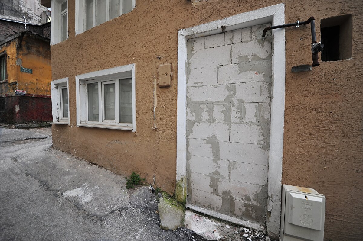 Kaplanoğlu, evle ilgilenmesi için Kurtoğlu Mahallesi'nde emlakçılık yapan Mustafa Akkuyu ile anlaştı. Emlakçı, tadilatı tamamlanan 3 katlı binaya satılık ilanı astı.<br><br>