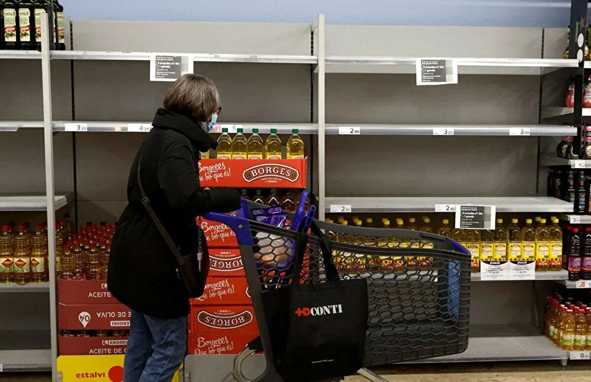 Mısır, Tunus, Cezayir gibi ülkeler buğday tedariğindeki eksikliğin acısını şimdiden hissediyor. Kahire yönetimi savaşın etkilerini azaltmak için 7.2 milyar dolarlık kaynak ayırdı. Diğer yandan Avrupa'daki büyük şehirlerden de boş market rafı fotoğrafları geliyor. Belçika'nın en büyük market zinciri Colruyt, cuma günü un ve yağ satışını kısıtlamıştı. Bu markette bir müşteriye en fazla 2 litre sıvı yağ ve 2 kilogram un satışına izin verilmeye başlamıştı.<br><br>İspanya, Almanya gibi ülkelerden gelen market görüntüleri rafların boşaldığını gösteriyor.