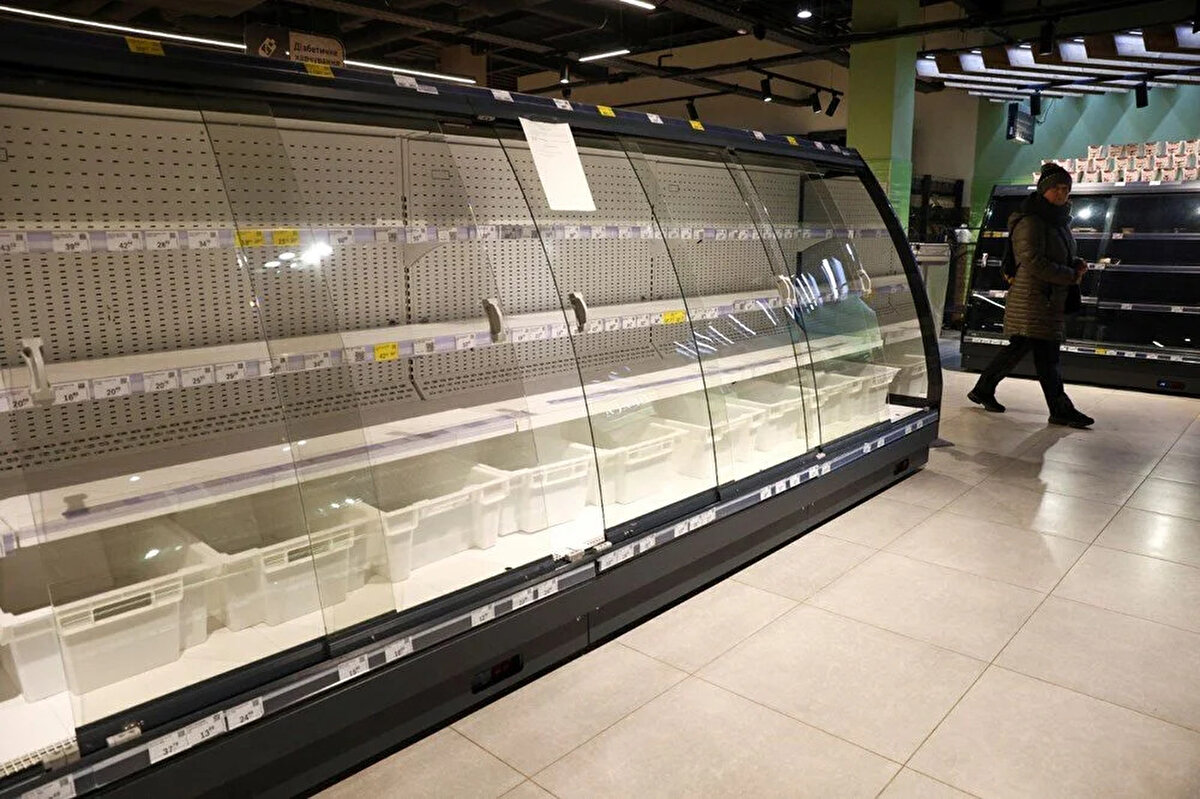 Gıda ürünlerinde yaşanacak artışlar karşısında alt ve orta gelirli insanlara gıda yardımı yapacaklarını ifade eden Macron, halkı sadece Fransız ürünlerini satın almaya teşvik edeceklerini belirtti.<br><br>Macron, gıda konusunda gelecek yıllarda dışarıya karşı daha az bağımlı olmak istediklerini söyledi.