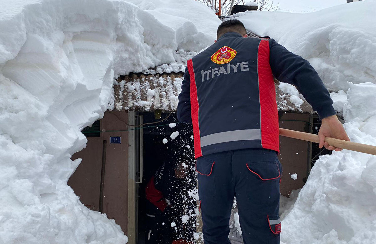 İtfaiye Müdürü Nazmi Olcay, ''Tek katlı evin çatısından inen kar kütleleri evi adeta yutmuş durumdaydı. Ekiplerimiz hemen küreklerle karları temizleyip evin içindeki aileyi kurtardı'' dedi.<br><br>