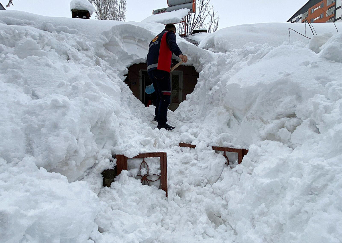 Öte yandan Bitlis’te aralık, ocak ve şubat aylarında yağan kar miktarı toplamda 5,5 metre, sadece mart ayında ise 4 metre 13 santimetre olarak ölçüldü.<br><br>