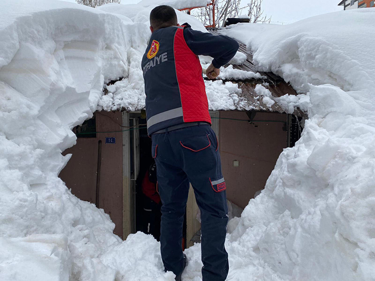 İhbar üzerine harekete geçen Bitlis Belediyesi İtfaiye Müdürlüğü ekipleri, küreklerle evlerinde mahsur kalan aileyi kurtardı.<br><br>