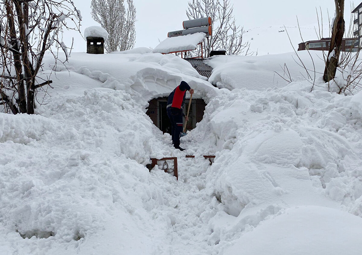 Bitlis merkeze bağlı Hüsrevpaşa Mahallesi’nde bulunan tek katlı evler yoğun kar yağışından dolayı adeta kaybolurken, edinilen bilgiye göre, çatılarda biriken karların düşmesiyle bir aile, evinde mahsur kaldı.<br><br>