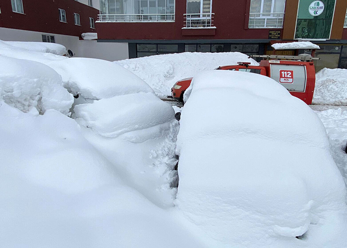 Sabah evin kapısını açmak isteyen aile, kar manzarasıyla karşı karşıya kalınca durumu hemen 112 Acil Çağrı Merkezi'ne bildirdi.<br><br>