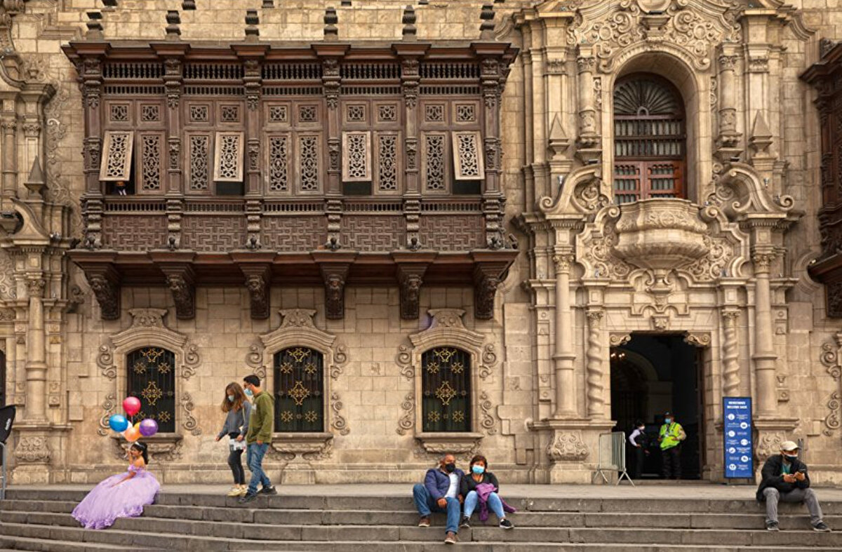 Lima’nın kutu balkonları, arabesk ve geometrik desenler kullanan erken dönem İslamî esintili “müdejar” tasarımdan, maşrabiyanın camla değiştirildiği Avrupa'dan etkilenilen tasarımlara çeşitlilik gösteriyor.