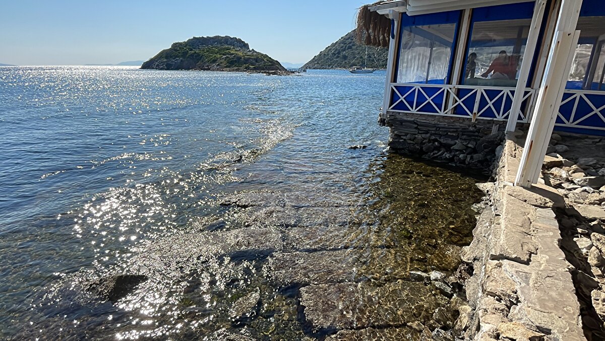 Bölgedeki bir balık restoranın şefi Halil Yılmaz da surların büyük bir bölümünün ortaya çıktığını ve tatilcilerin yoğun ilgi gösterdiğini dile getirdi.