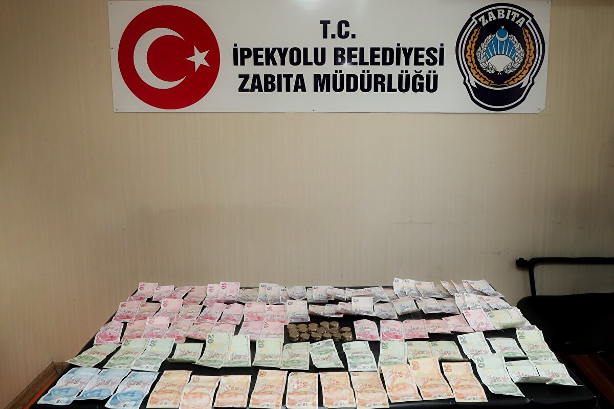 İpekyolu Belediyesi Zabıta Müdürlüğü ekipleri, Hafıziye Mahallesi İkinisan Caddesi’nde dilenen İ.U.’yu yakalayarak zabıta noktasına getirdi. Burada dilencinin üst aramasında 3 adet 100’lük, 10 adet 50’lik, 20 adet 20’lik, 26 adet 10’luk, 36 adet 5’lik banknot ile 98 adet 1 TL ve 50 kuruş ele geçirildi.<br><br>Dilencinin üzerinden çıkan toplam bin 738 TL 40 kuruş tutanakla kayıt altına alınarak kamuya aktarılırken, dilenciye 5326 sayılı Kabahatler Kanunu’nun 33. maddesi gereğince idari para cezası uygulandı.<br><br>İpekyolu Belediyesi’nden yapılan açıklamada, vatandaşların iyi niyetini suiistimal edenlere karşı yürütülen çalışmaların aralıksız süreceği bildirildi.<br><br>