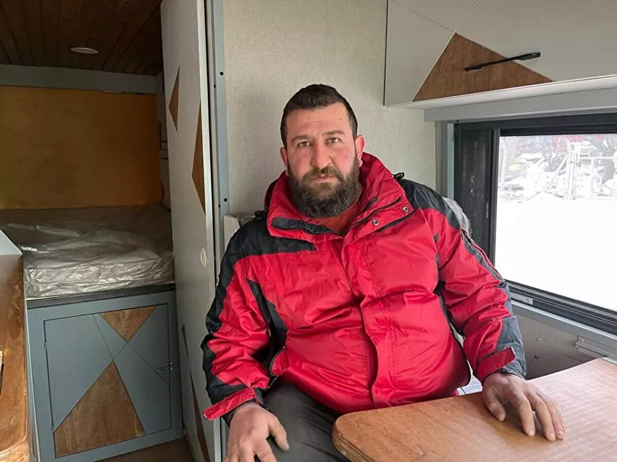 Yüksel "Yazılım mühendisi bir müşterim vardı. Evini tamamen kapattı. Bir motoru ve köpeği var. Motorunu uygun bir yere koydu köpeğiyle beraber şu an Akdeniz'de ve artık tamamen karavan hayatına geçti. Bunun gibi durumlar artık yaygınlaşmaya başladı" diye konuştu.<br><br><br>