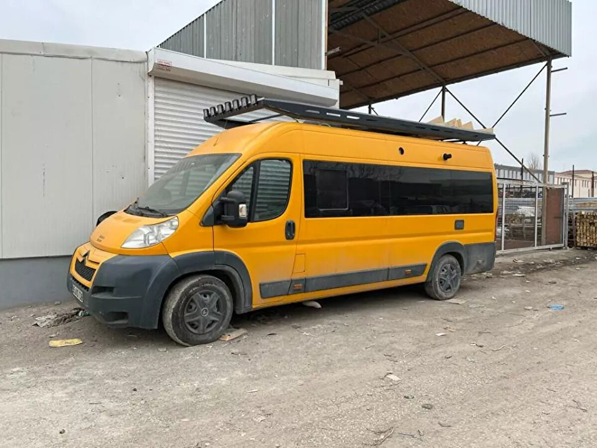 Türkiye'de karavan işinin ölmeyecek bir sektör haline geldiğini vurgulayan Mehmet Yüksel, Almanya'ya karavan üreteceklerini söyledi. Çekme ve motokaravanların fiyat dağılımından bahseden Yüksel "Vatandaşlar daha çok çekme karavanı tercih ediyor. İnsanlar ikinci bir araç talep etmedikleri için çekme karavan alıp gerekirse günlük bile yaşayabiliyor." dedi.<br><br><br>