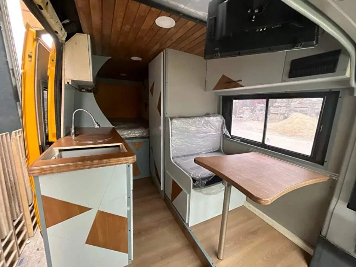 Eskişehir'de karavan üretimi yapan Mehmet Yüksel, kış aylarında fazla iş yapamadıklarını ancak sezonun yavaş yavaş başlamasıyla birlikte siparişlerinde yoğunluğun başladığını söyledi.<br><br><br>