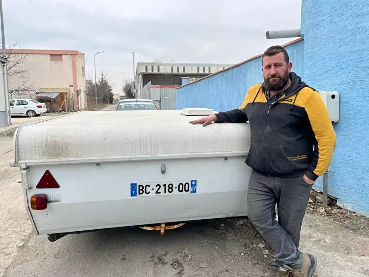 "Pandemiden önce sadece emekliler ve free çalışanlar karavanı tercih ediyordu" diyen Yüksel "Artık yaş kalmadı. Çok genç ve emekli olup da hayatın tadını çıkaracak müşterilerimiz de var. Karavan sahibi yaptığımız yollarda bir sürü insan var artık. Karavan içinde tam zamanlı yaşayanlar var." dedi.<br><br><br>