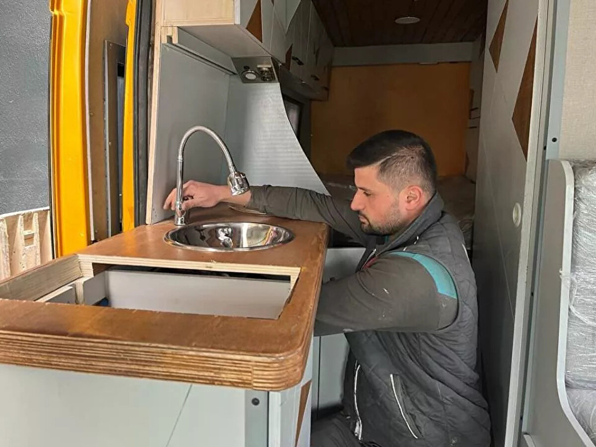 Özellikle son yıllarda gündemden düşmeyen karavanlar, artık herkesin almak istediği araçlar listesine eklendi. Gerek yaz tatili gerek ise kış tatilinde kullanılabilen ve adeta bir ev konforu sağlayan karavanlar, Türkiye’de emekliler ve serbest çalışanlar tarafından daha çok tercih edilse de artık genç kesimin de ilgisi büyük.<br><br>