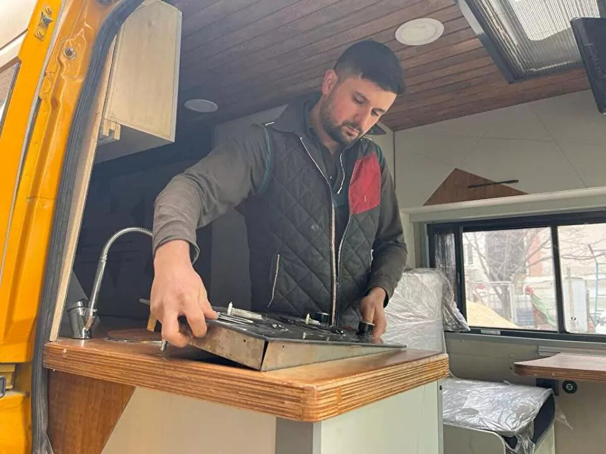 Yaz aylarının yaklaşmasıyla birlikte siparişlere hazırlanan Eskişehir'deki karavancılar, gelen taleplerden memnun olduğunu aktardı.<br><br><br>