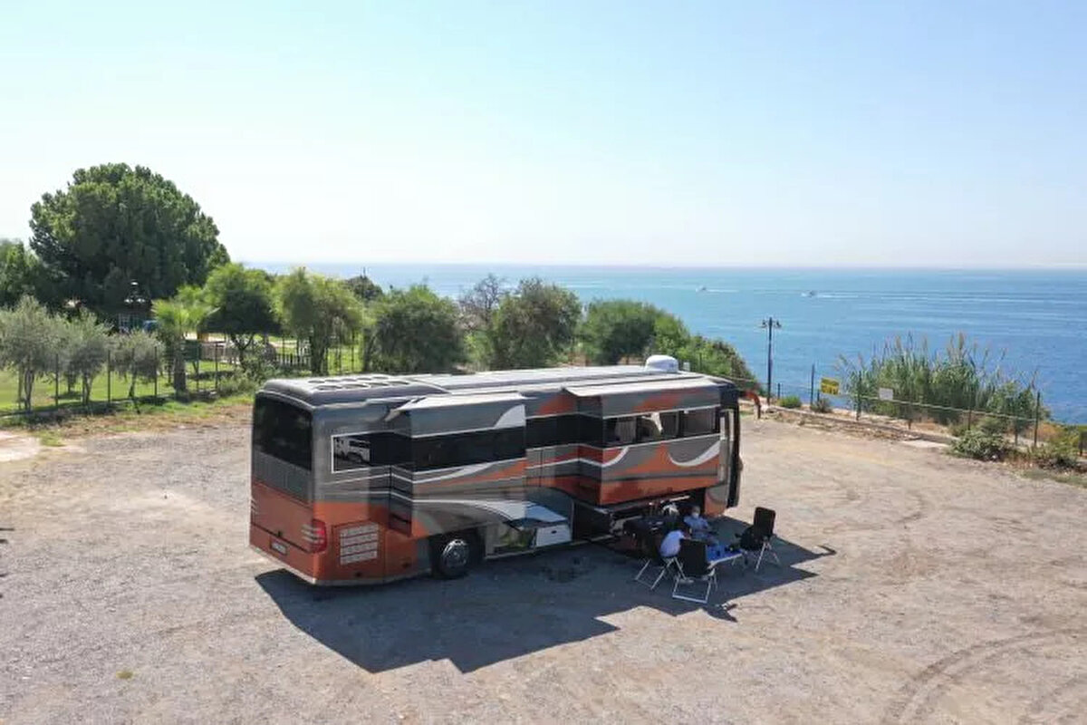 "Konfor açısından hiçbir farkı yok" diyen Yüksel "Bunun fiyatını belirleyen şey içine koyduğumuz donanım. Çekme karavanlar 200 bin TL'den başlıyor ve 1 milyon TL'yi geçebiliyor. Sadece elzem şeyler olsun, elektriği ve suyu olsun diyorsan 150 bin TL'den başlıyor diyebiliriz." dedi.<br><br>