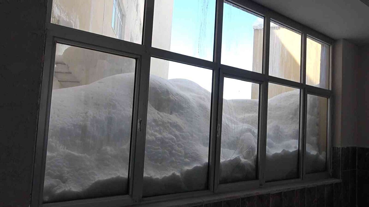 Kentte kar yağışının en yoğun olduğu yerlerin başında ise Tatvan-Bitlis arasında yer alan Rahva bölgesi geliyor.<br><br>