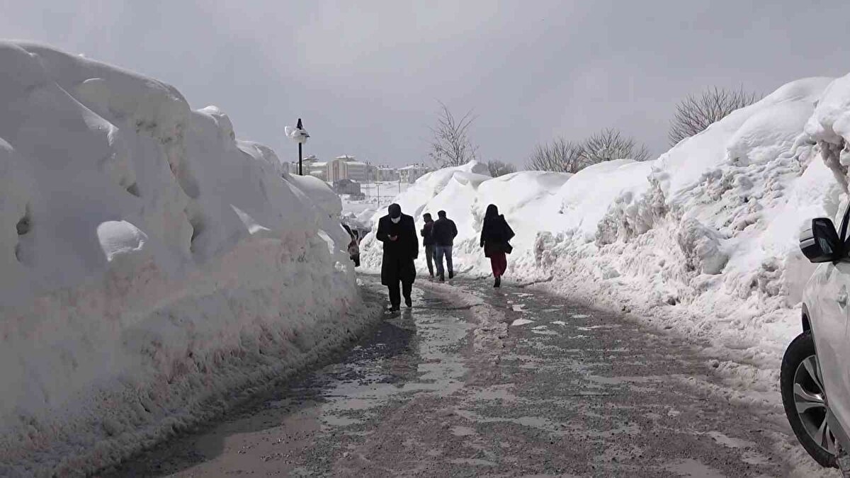 Bitlis’te nisan ayına sayılı günler kalmasına rağmen kar yağışı hala devam ediyor.<br><br>Geceli gündüzlü devam eden karla mücadeleye rağmen birçok köy yolunun kapalı olduğu kentte ev ve araç kar yığınları altında kayboldu.