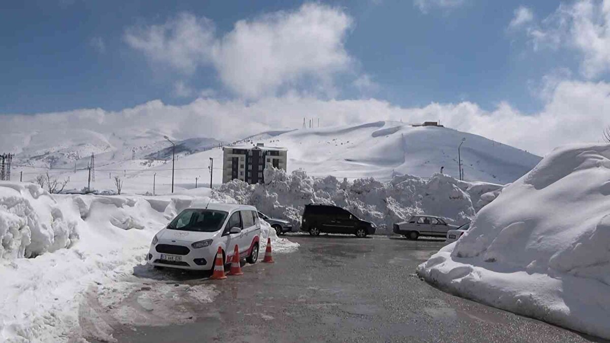 GİRİŞ KAPILARI KAPATILDI<br>Yağan kara ek olarak çatıdan düşen karların da üzerine eklenmesiyle birlikte kara gömülen hastane binasının kar altında kalan bazı giriş kapıları geçici olarak kapatıldı.<br><br>Hastaneye gelen hastalar ise gördükleri manzara karşısında şaşkına döndü. Araçlar tüneli anımsatan yollardan geçerek hastaneye ulaşabildi.