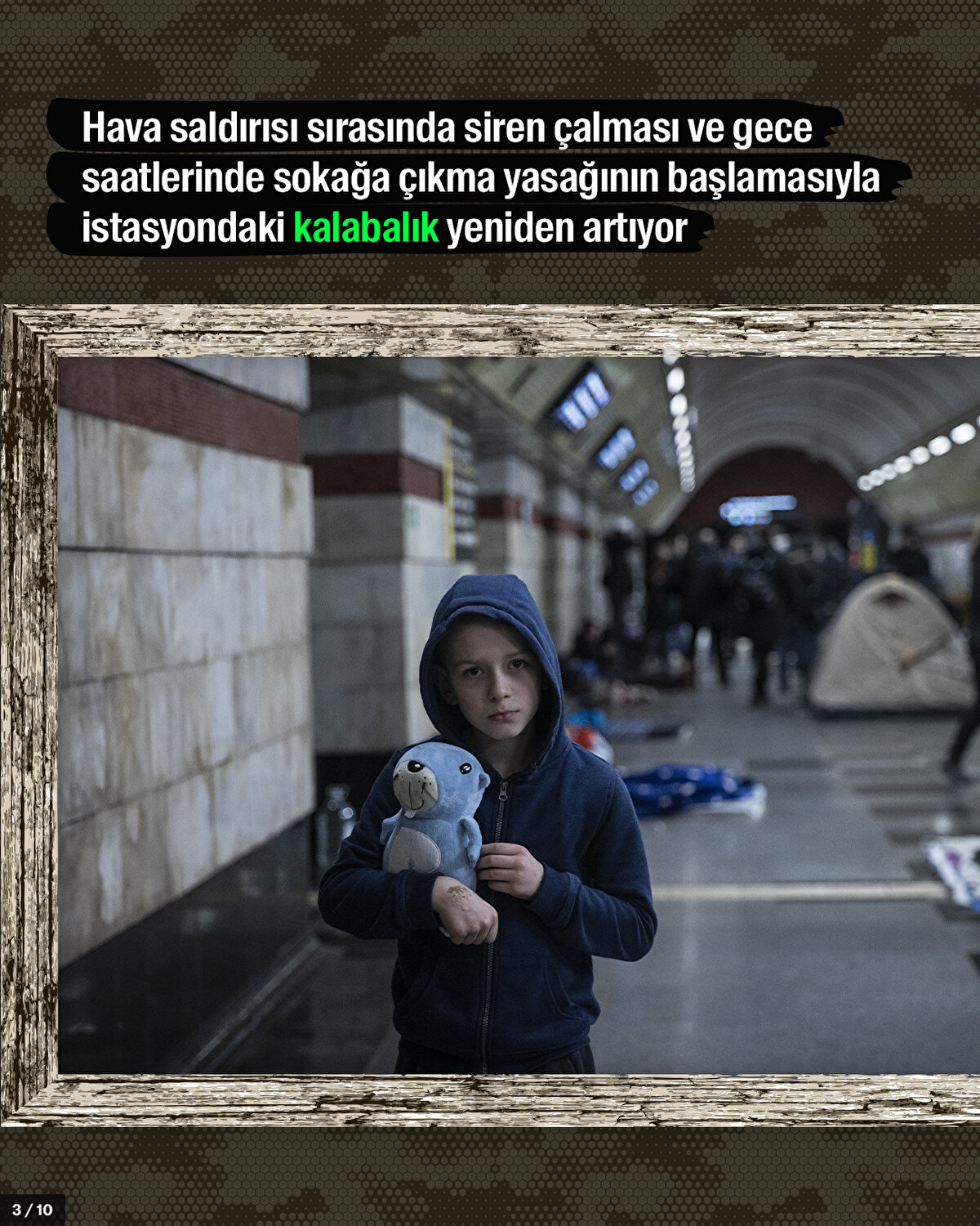 Hava saldırısı sırasında siren çalması ve gece saatlerinde sokağa çıkma yasağının başlamasıyla istasyondaki kalabalık yeniden artıyor