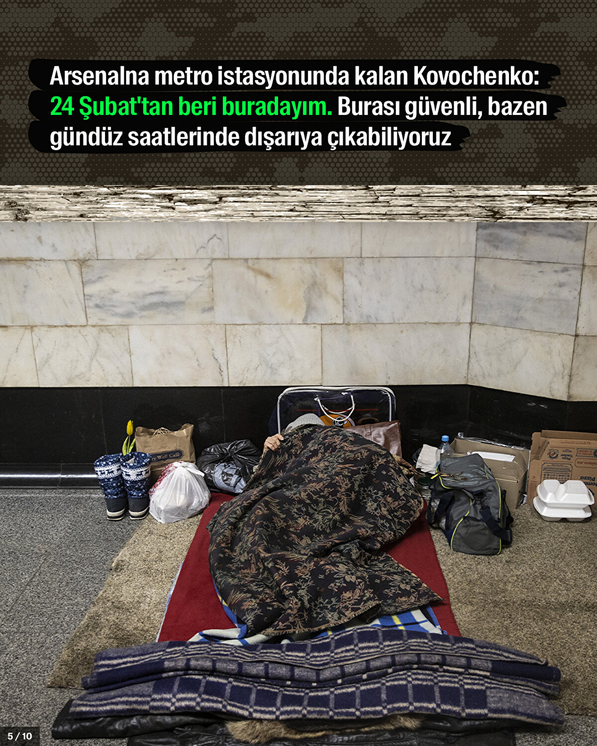 Arsenalna metro istasyonunda kalan Kovochenko: 24 Şubat'tan beri buradayım. Burası güvenli, bazen gündüz saatlerinde dışarıya çıkabiliyoruz