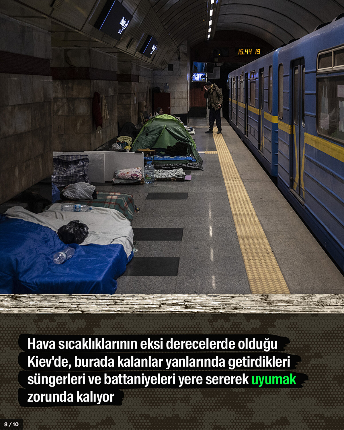 Hava sıcaklıklarının eksi derecelerde olduğu Kiev'de, burada kalanlar yanlarında getirdikleri süngerleri ve battaniyeleri yere sererek uyumak zorunda kalıyor