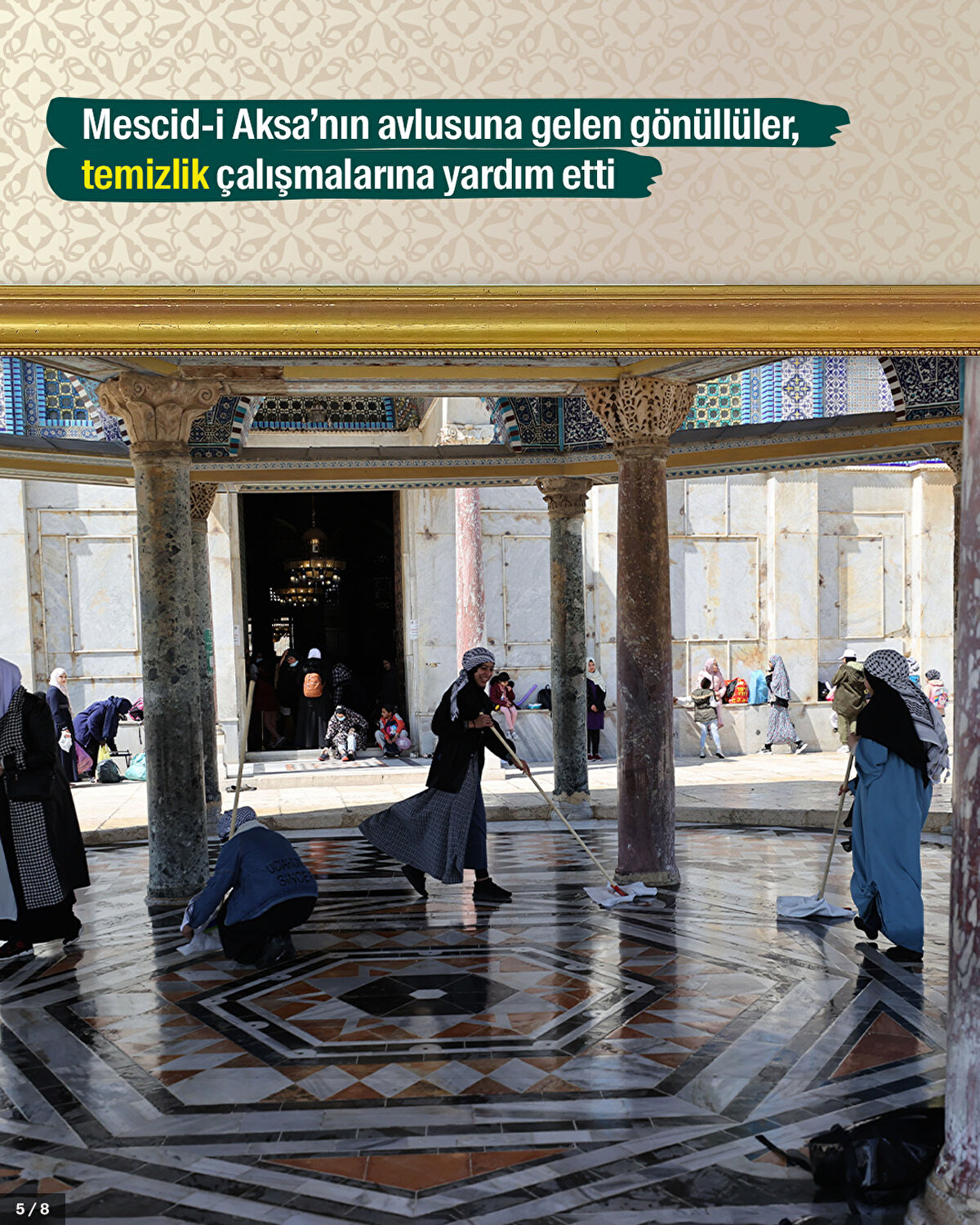Mescid-i Aksa’nın avlusuna gelen gönüllüler, temizlik çalışmalarına yardım etti.