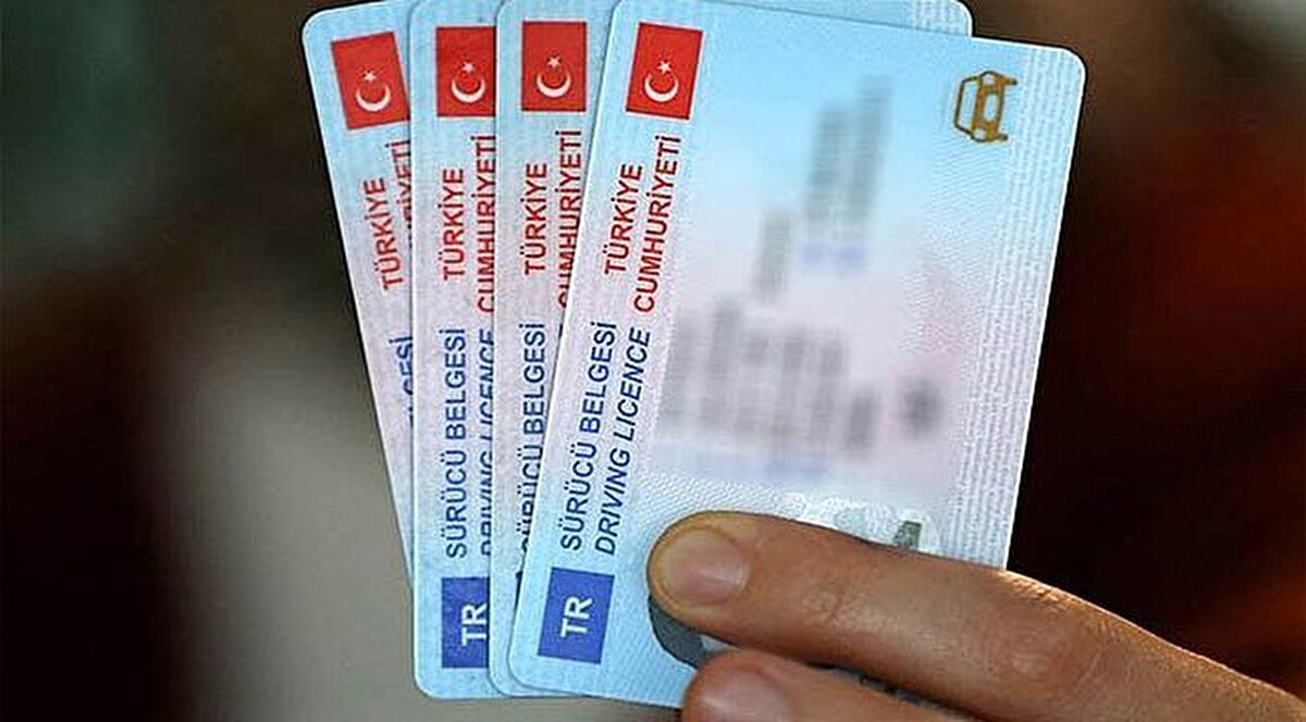 Bir randevu sistemi vardı, çok sıkıntılı çok sıkıntılıydı. O randevu sistemini çok iyi bir noktaya taşıdık. Türkiye'de ilk kez hem bilgisayarı hem telefon üzerinden randevu alınabilecek devlet kurumu haline getirdik. Böylece Alo 199 dediğimiz randevu sistemindeki yoğunluk azalttık. Netice itibarıyla burada nüfus konseptlerimizle beraber vatandaşlarımızın aynen modern bankalar gibi hizmet alabileceği bir mekan haline getirdik. Turuncu bir renk koyduk. Hakikaten insanımızın içine girdiği zaman içinin ferahlayabileceği bir renk. Elbette atmamız gereken adımlar vardı. En önemlisi şu, günün birinde geldik vatandaşlarımız parmak izi veriyor. Her vatandaşımızdan parmak izi almak zorunda değiliz dedik. Pasaporta parmak izi verdi, ehliyete parmak izi verdi, acaba bunlardan istifade edebilir miyiz? Dünyada 6 ülkede biyometrik veri sistemi var. Bizde yok. Emniyetteki parmak izi ile buradaki parmak izini birbirleri ile entegre edebilecek bir anlayış olmaz mı? Gidip ilgili şirkete ediyorlar ki bunu yapalım. Şirket 'yapmam' diyor. 'Ben size elde ettiğim parmak izini vermem.' Bana bazen kızıyorlar ama bazı üsluplarım var. Üslubunla bu işi çözdüm. Ama bir daha Müslüman sokulduğu yerden bir daha sokulur mu? Arkadaşları çağırdım, biz yeni bir yazılım yapıp dünyadaki 6. ülkeyi 7. ülke çıkaralım ve bir biyometrik veri yazılımı ortaya koyalım.<br><br><br><br>