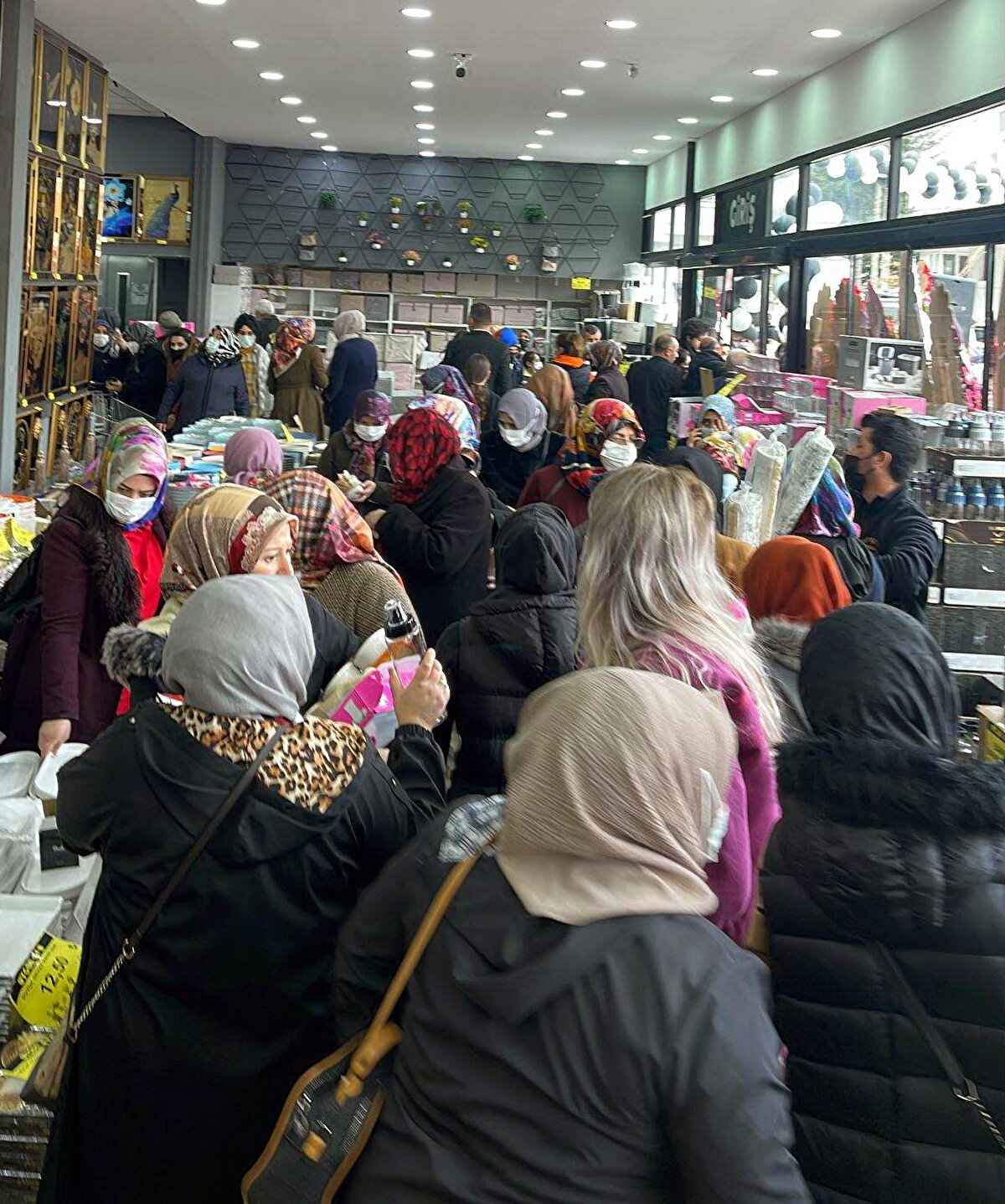 Mağazada 259 TL tutarında olduğu belirtilen ancak 49 TL'den satışa çıkarılan halılar ve 300 TL yerine 99 TL'den satılan çaydanlıklar büyük ilgi gördü.<br><br>