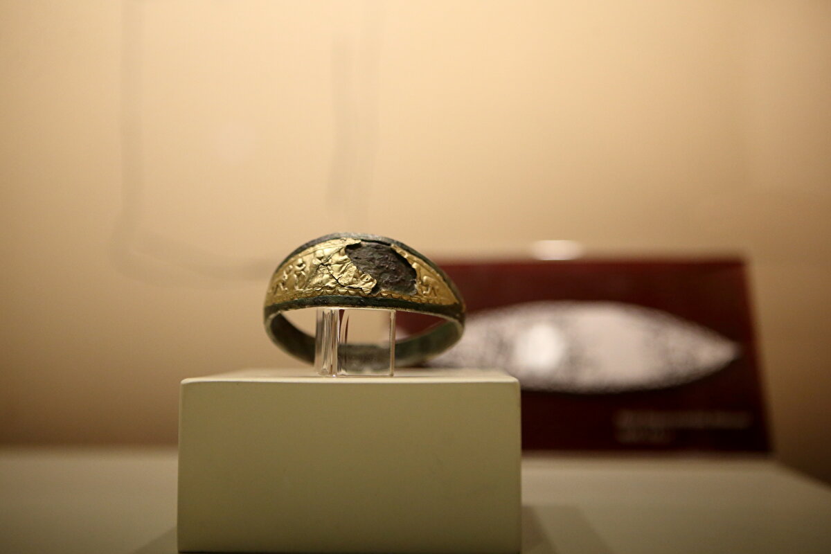 Çorum'un Mecitözü ilçesine bağlı Çitli köyünde yaşayan bir çiftçi, tarlasında çalışırken bir bilezik buldu.<br><br>Tarlada işlerini yarım bırakan çiftçi, bilezik ve parçalarını Çorum Müzesi’ne getirerek teslim etti.